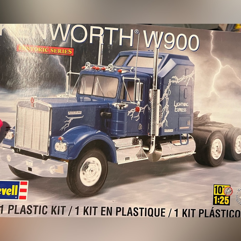 Kenworth Model Truck NIB 1:25 scale